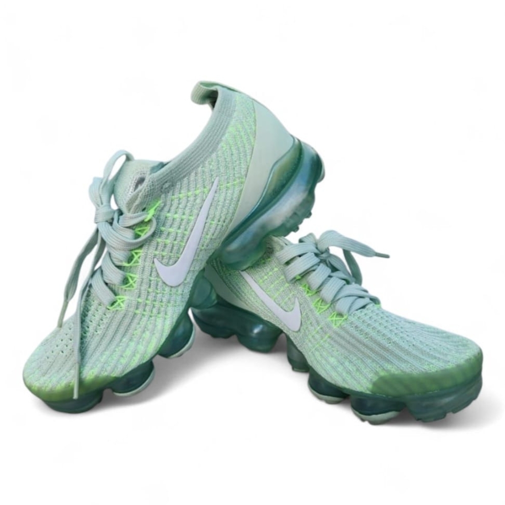 Nike Women's Light Green Athletic Shoes